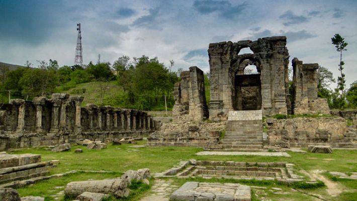 Unveiling Kashmir: A Beginner's Guide to Traveling and Discovering its Historic Monuments
