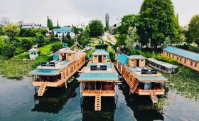 Your guide to booking a Houseboat in Kashmir: Types, Amenities, Cost, and More
