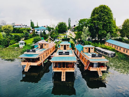Your guide to booking a Houseboat in Kashmir: Types, Amenities, Cost, and More