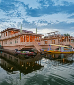 Dal Lake’s Floating Heritage: Houseboats that Redefine Luxury and Tradition