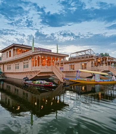 Dal Lake’s Floating Heritage: Houseboats that Redefine Luxury and Tradition