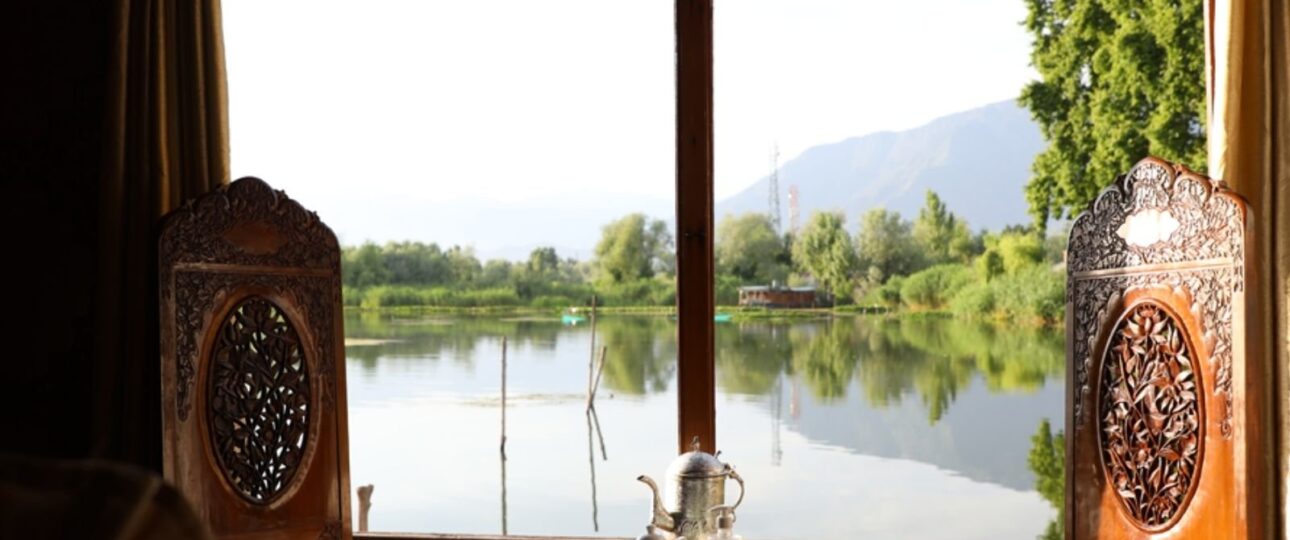 A Day in Srinagar – Houseboats, Chinars & Kahwa