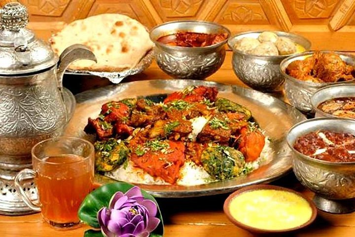 Top 12 Foods to Try in Kashmir – A Complete Kashmir Food Guide 2025