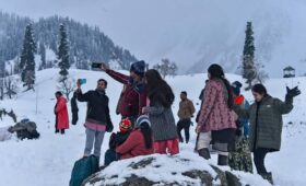 Celebrate Love, Laughter & New Beginnings in Kashmir — A Magical Christmas & New Year Escape