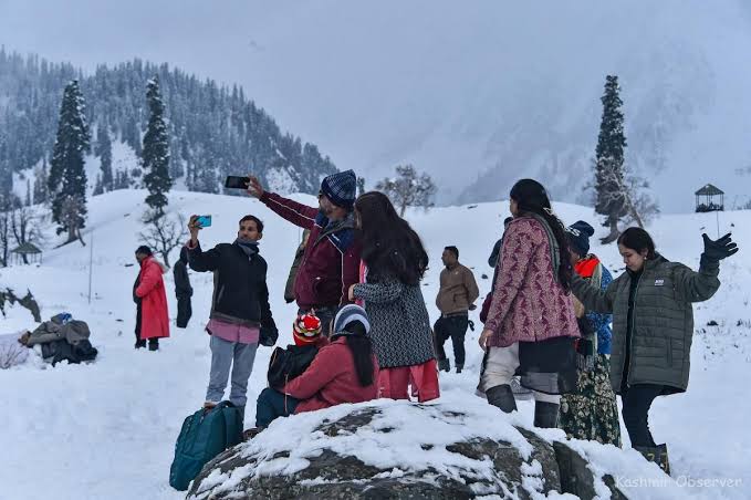 Celebrate Love, Laughter & New Beginnings in Kashmir — A Magical Christmas & New Year Escape