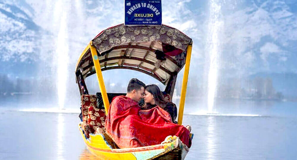 Kashmir Tour Packages 2025–2026: Safety Guide, Houseboats, Gulmarg Skiing, Honeymoon Trips & Customized Itineraries