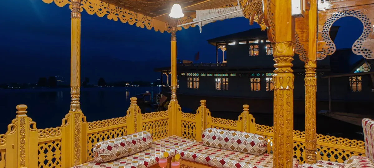 Kashmir Houseboats vs Hotels — What Families Should Know Before Booking